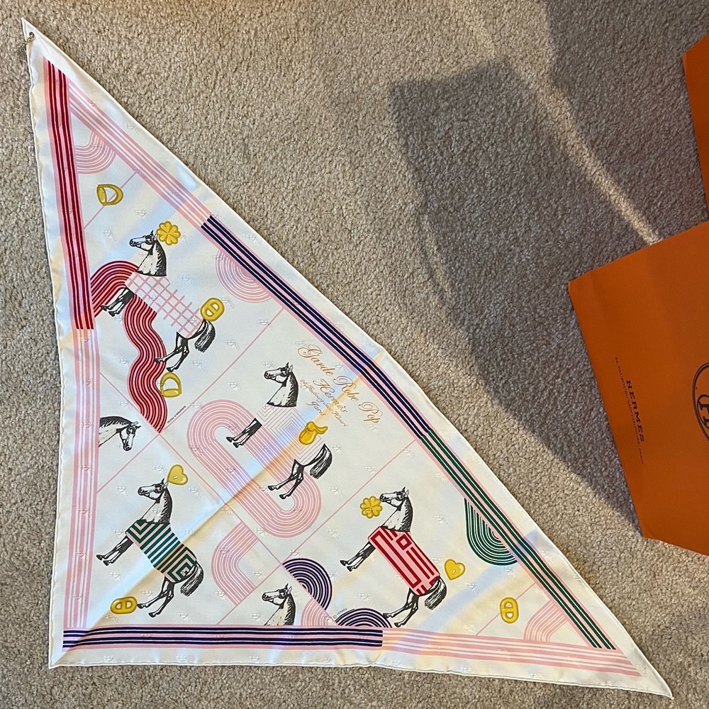 Hermes Garde-Robe Pop Charm Triangle 70 - image 1